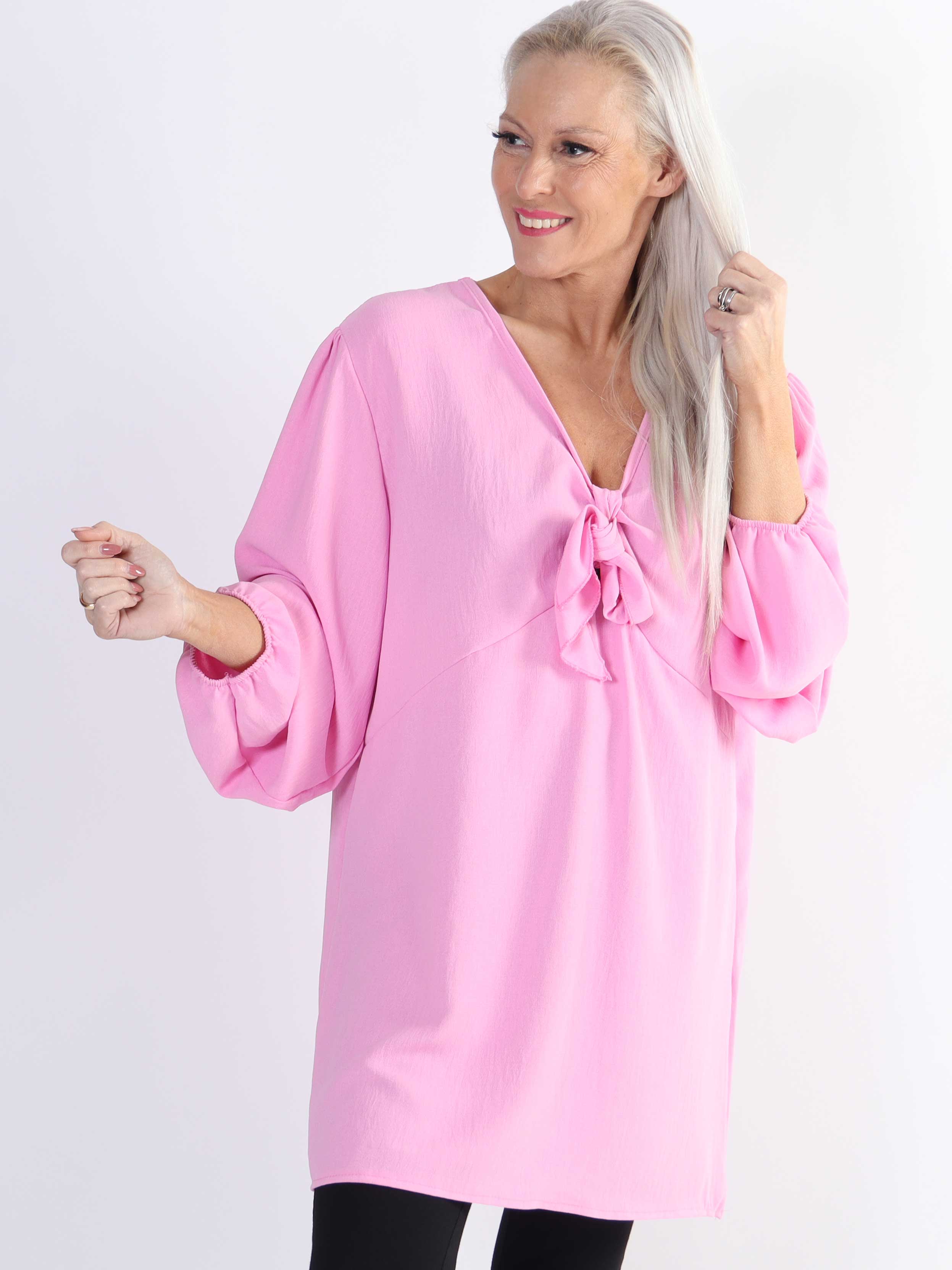 Cassandra - Sød plus size tunika med sløjfe ved brystet